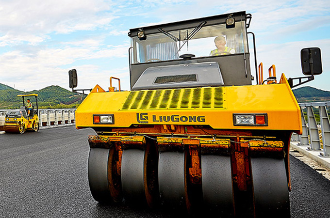 Xe Lu Lốp LiuGong CLG6530E - Sức Mạnh Đỉnh Cao Cho Công Trình Quy Mô Lớn